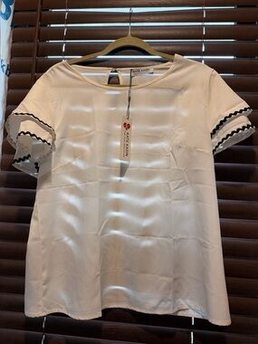 Kate Kasin Women's White Short Sleeve Blouse with Black Trim